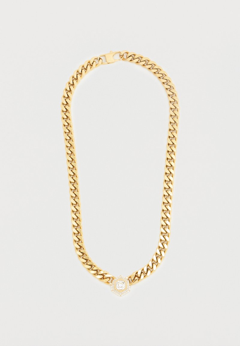 Colier din lanț auriu cu zale groase, având un pandantiv hexagonal împodobit cu pietre mici și clare în centru.