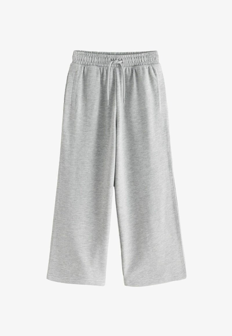 Pantaloni de trening gri, cu o talie elastică și șnur, având două buzunare laterale și o siluetă largă. Textură de țesătură moale.