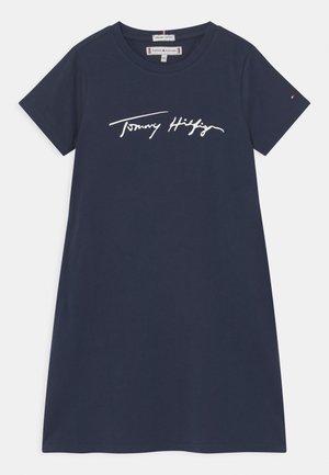 Navyblå kortærmet kjole med rund hals og hvid Tommy Hilfiger signatur trykt på tværs af brystet.