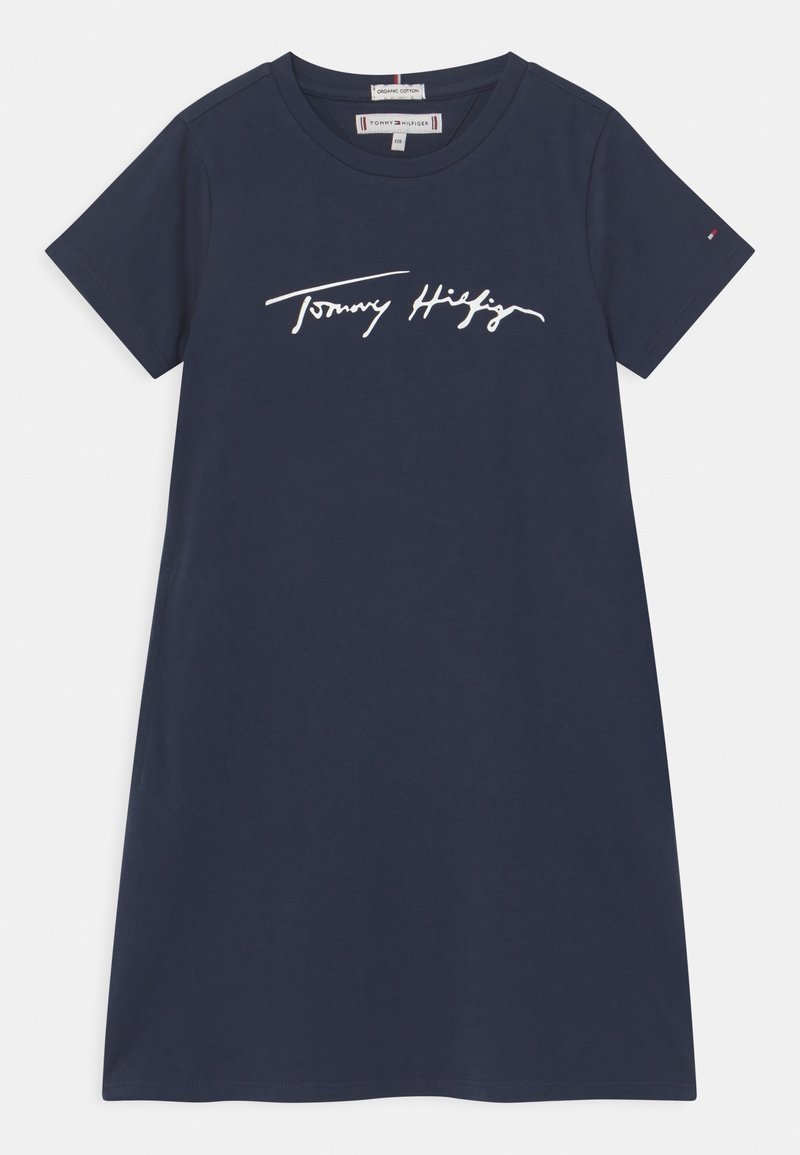 Robe bleu marine à manches courtes avec col rond et signature blanche Tommy Hilfiger imprimée sur la poitrine.