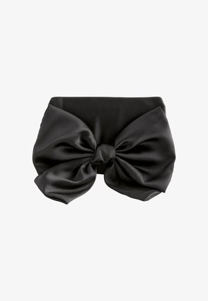 Accesorio para el cabello de satén negro con un gran lazo texturizado en la parte frontal, que presenta un acabado suave y un detalle de nudo central.