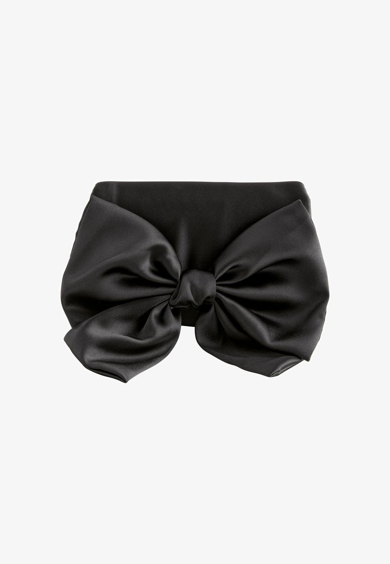 Czarna satynowa ozdoba do włosów z dużą, teksturowaną kokardą z przodu, o gładkim wykończeniu i centralnym detalem w postaci węzła.
