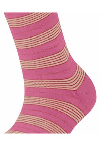 Rosa Socken mit horizontalen Streifen in Creme und Rot. Der Stoff wirkt glatt und hat eine leicht gerippte Struktur sowie eine verstärkte Zehenpartie.