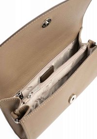 Beige leren portemonnee met een textured afwerking, voorzien van meerdere compartimenten, een ritsvak en een drukknoopsluiting. De binnenvoering is gepatroniseerd.