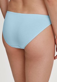 Lichtblauwe katoenen bikini-slipjes met een gladde textuur, een middenhoogte snit en minimale naden voor een naadloze uitstraling.