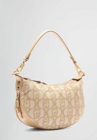 Trousse de maquillage beige à forme incurvée, ornée d'un motif signature, texture lisse, ferrures dorées et une petite anse.