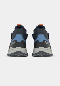Ciemnoniebieskie i szare buty trekkingowe z logo Gore-Tex, widok z tyłu, z teksturowanym wzorem, pomarańczową pętelką i solidną podeszwą.