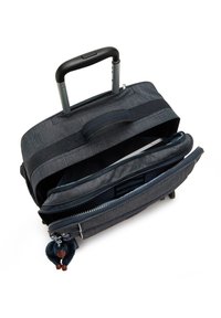 Borsa per laptop con rotelle in tessuto blu scuro, dotata di manico telescopico, scomparti con zip e un charm a forma di scimmia pelosa attaccato.