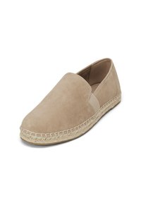Beige Wildleder-Espadrille mit elastischen Seitenpaneelen und einer gewebten Jutesohle, die eine glatte Textur und ein schlupffreundliches Design aufweist.
