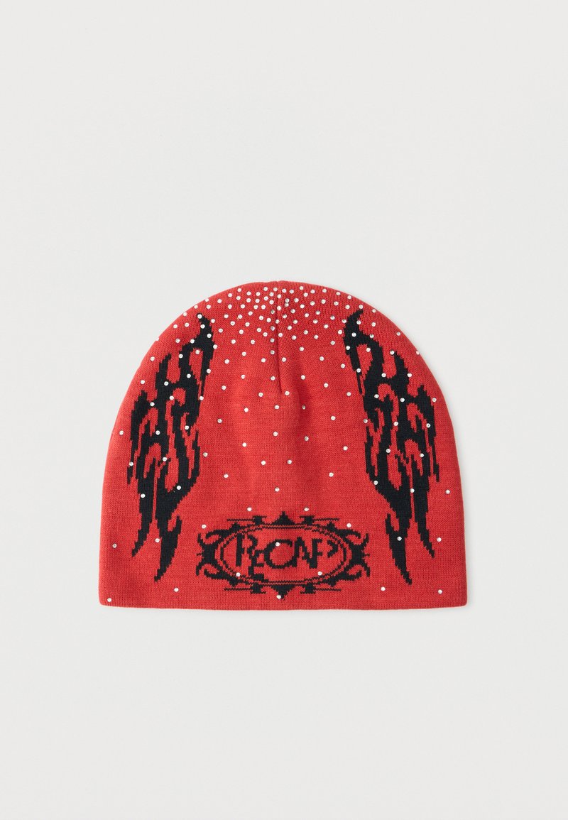 Gorro de punto rojo con patrones de llamas negras en los lados, acentos de puntos blancos y logotipo estilizado "RCNF" en negro en el centro frontal.