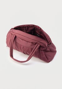 Τσαντάκι ώμου μπορντό με επένδυση, διπλές λαβές, κλείσιμο με φερμουάρ και ευρύχωρο εσωτερικό με δίχτυα για οργάνωση.
