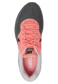 Chaussure de course Nike Pegasus 30 avec bout en mesh noir, zone de lacets rose et col blanc rembourré, vue de dessus.
