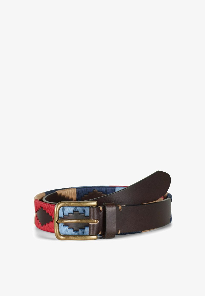 Rullet mørkebrun lærbelte med messingspenne og flerfarget vevd stoff med røde, blå og beige geometriske mønstre.