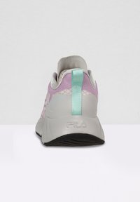 Scarpa da ginnastica viola e grigia con tomaia in tessuto texturizzato, collo imbottito e una accents turchese sul tallone. Logo FILA sul lato.