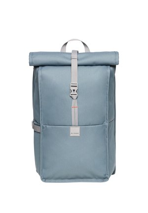 Lichtblauwe rugzak met oprolbare bovenkant, voorste gesp, zij-verstelriem en klein voorvak met Vaude-logo.