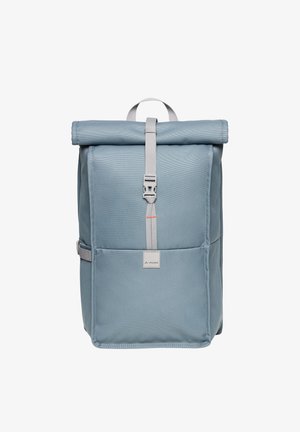 Sac à dos bleu clair à rabat enroulable avec sangle avant à boucle, sangle de réglage latérale et petite poche avant avec écusson logo Vaude.