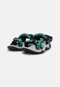 Sandalias deportivas con una suela ligera de color gris, correas con un patrón en verde y azul, cierres ajustables y diseño destalonado.