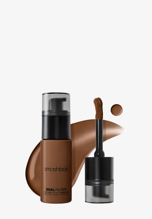 Flacon de correcteur liquide marron et de fond de teint avec applicateur, échantillon de fond de teint marron et petit point sur fond blanc.