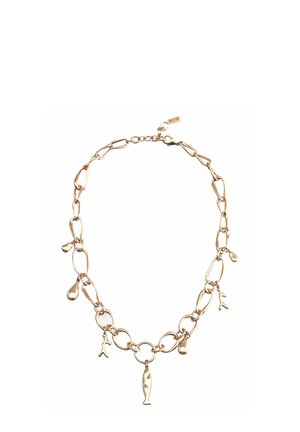Goldfarbene Kettenkette mit unregelmäßigen Gliedern, die verschiedene Anhänger trägt: Tropfen, einen Fisch und abstrakte Formen, die ein einzigartiges Detail hinzufügen.