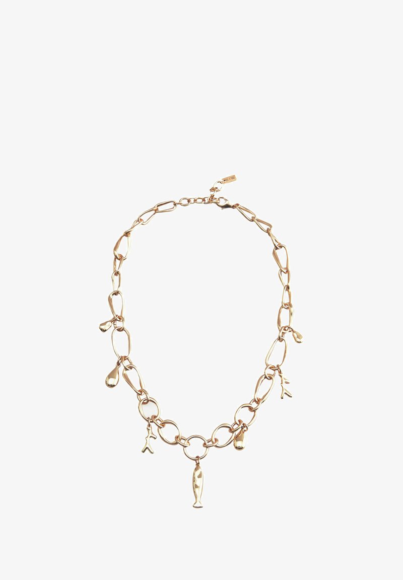 Collier en ton doré avec des maillons ovales et diverses breloques, y compris des gouttes et des formes de poissons, doté d'une fermeture à clip en forme de homard.
