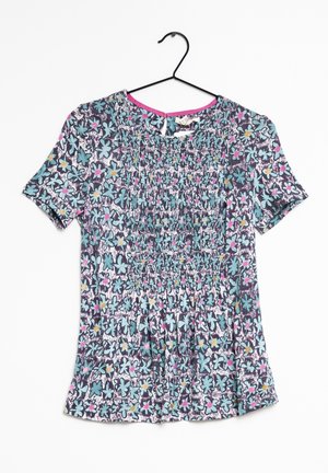 Bluse mit Blumenmuster und gerafften Details, kurzen Ärmeln und rundem Halsausschnitt. Überwiegend blau mit rosa, gelben und grünen Akzenten.