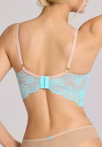 Koronkowy stanik w jasnoniebieski kwiatowy wzór, cieliste regulowane ramiączka, złote dodatki oraz satynowe zapięcie. Gładka tekstura z dekoracyjnymi akcentami.