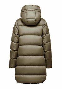 Khaki groene lange gewatteerde winterjas met horizontale quilt, aangehechte capuchon en lange mouwen, weergegeven vanaf de achterkant op een witte achtergrond.