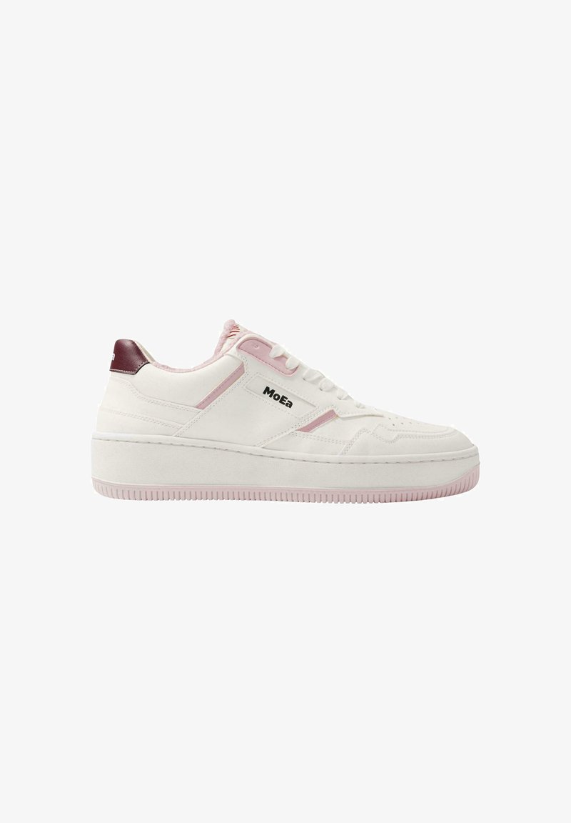 Witte sneakers met roze accenten en een kastanjebruine hak. Voorzien van glad leer, een gestructureerde rubberen zool en platte veters. Logo gedrukt aan de zijkant.