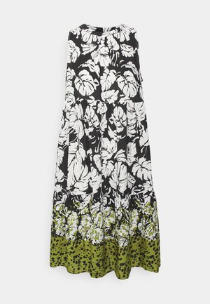 Robe fleurie avec un motif de feuilles noir et blanc, un corsage texturé et un ourlet en imprimé animal vert, présentée dans une silhouette décontractée et sans manches.