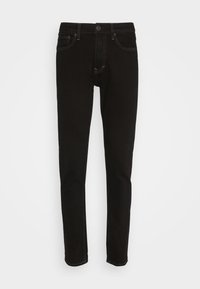 Jeans de mezclilla negra con un corte ajustado, diseño estándar de cinco bolsillos, costuras en contraste y cierre de botón.