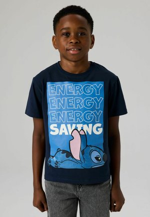 Camiseta de algodón azul marino con un gráfico multicolor que incluye el texto "ENERGY SAVING" y un personaje de dibujos animados con orejas grandes.
