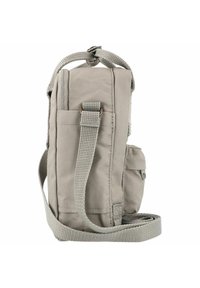 Borsa a spalla di tela grigia con zip superiore, tracolla regolabile, tasca laterale e finitura texturizzata. Forma rettangolare compatta.