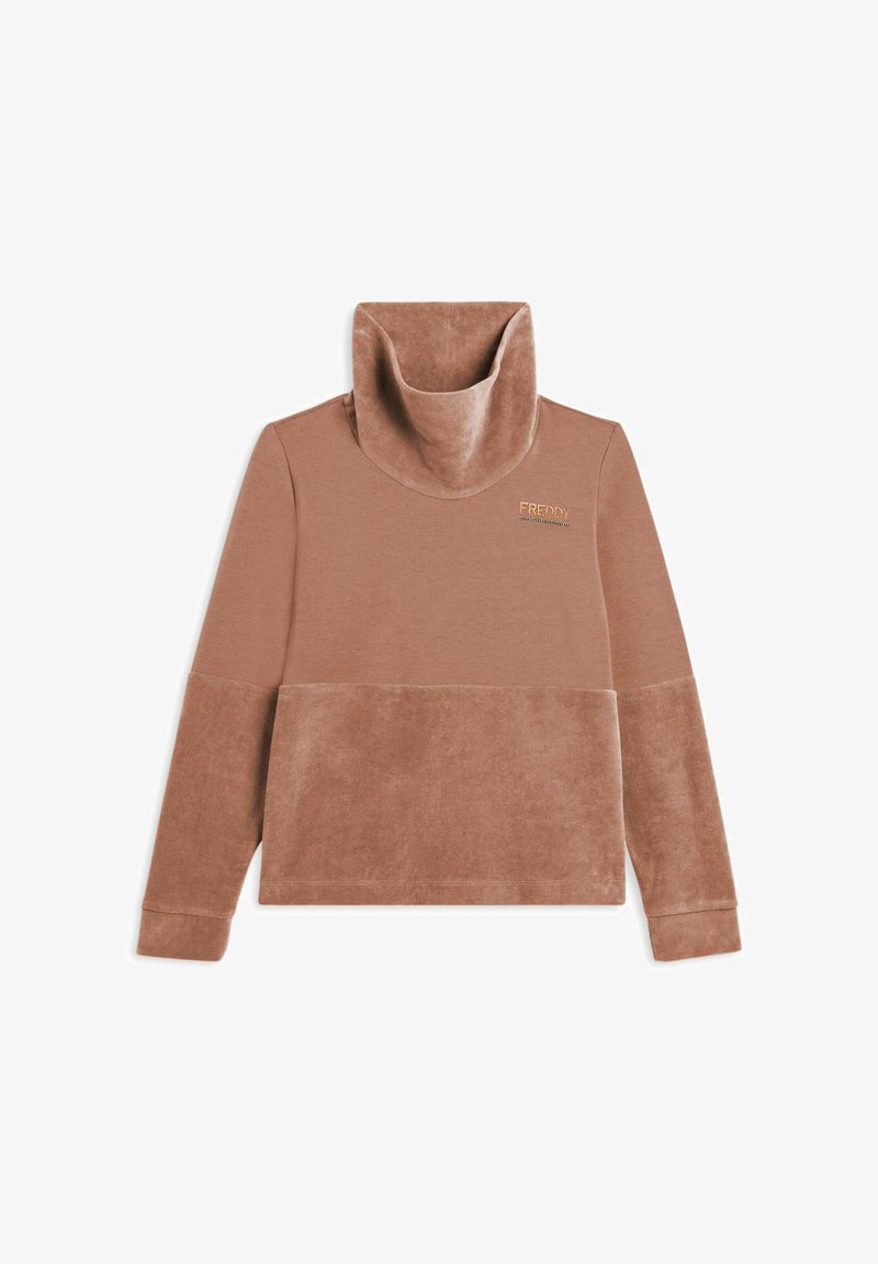 Pullover in pile marrone con colletto alto e piegato e un pannello inferiore testurizzato. Presenta un marchio sottile in oro nella zona del petto.