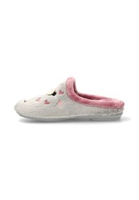 Zapatilla gris de felpa, sin cierre, con acentos de corazón rosa y forro interior de felpa rosa, mostrada de perfil en un fondo blanco.