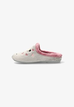 Zapatilla gris de felpa, sin cierre, con acentos de corazón rosa y forro interior de felpa rosa, mostrada de perfil en un fondo blanco.