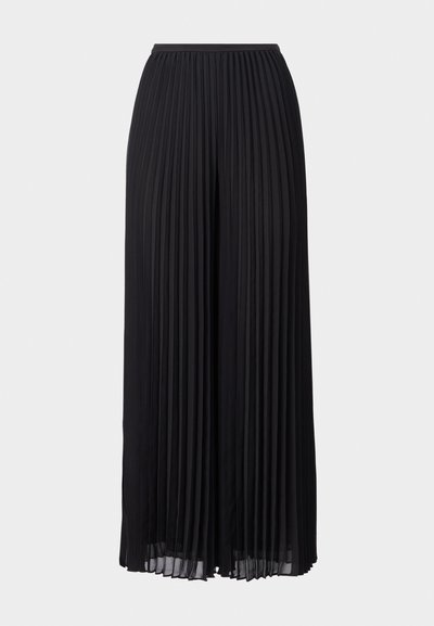 Μαύροι πλισέ παντελόνες με φαρδιά πόδια και ελαστική μέση. Φτιαγμένοι από ελαφρύ ύφασμα, με κάθετες πτυχές σε όλη την επιφάνεια.