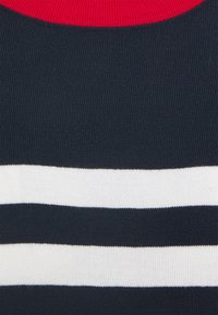 Tissu en maille côtelée bleu marine avec un col rond rouge, comportant trois bandes horizontales : blanche, grise et bleu marine. Texture lisse, design décontracté.