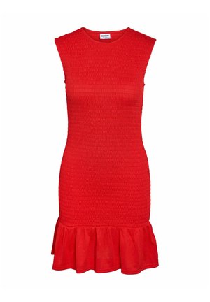 Ermeløs rød minikjole med tekstur, rund hals og volangkant.