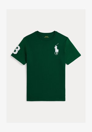 Zeleni bombažni T-shirt z belim logotipom polo igralca na levem prsnem delu in belim številom "3" na levem rokavu. Oblika s krožnim izrezom.
