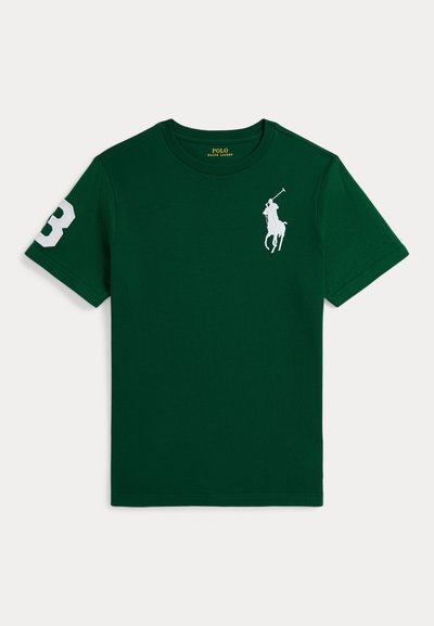 Grünes Baumwoll-T-Shirt mit einem weißen Polospieler-Logo auf der linken Brust und der weißen Zahl "3" auf dem linken Ärmel. Rundhalsausschnitt.