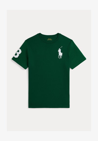 Žalias medvilninis marškinėliai su balto polo žaidėjo logo kairiajame krūtinės šone ir balta „3“ kairiajame rankovėje. Apvali apykaklė.