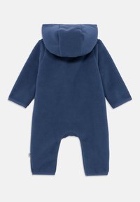 Salopette en polaire bleu marine pour nourrissons, avec capuche, manches longues et poignets renforcés. Texture douce avec un design simple et sans motifs visibles.