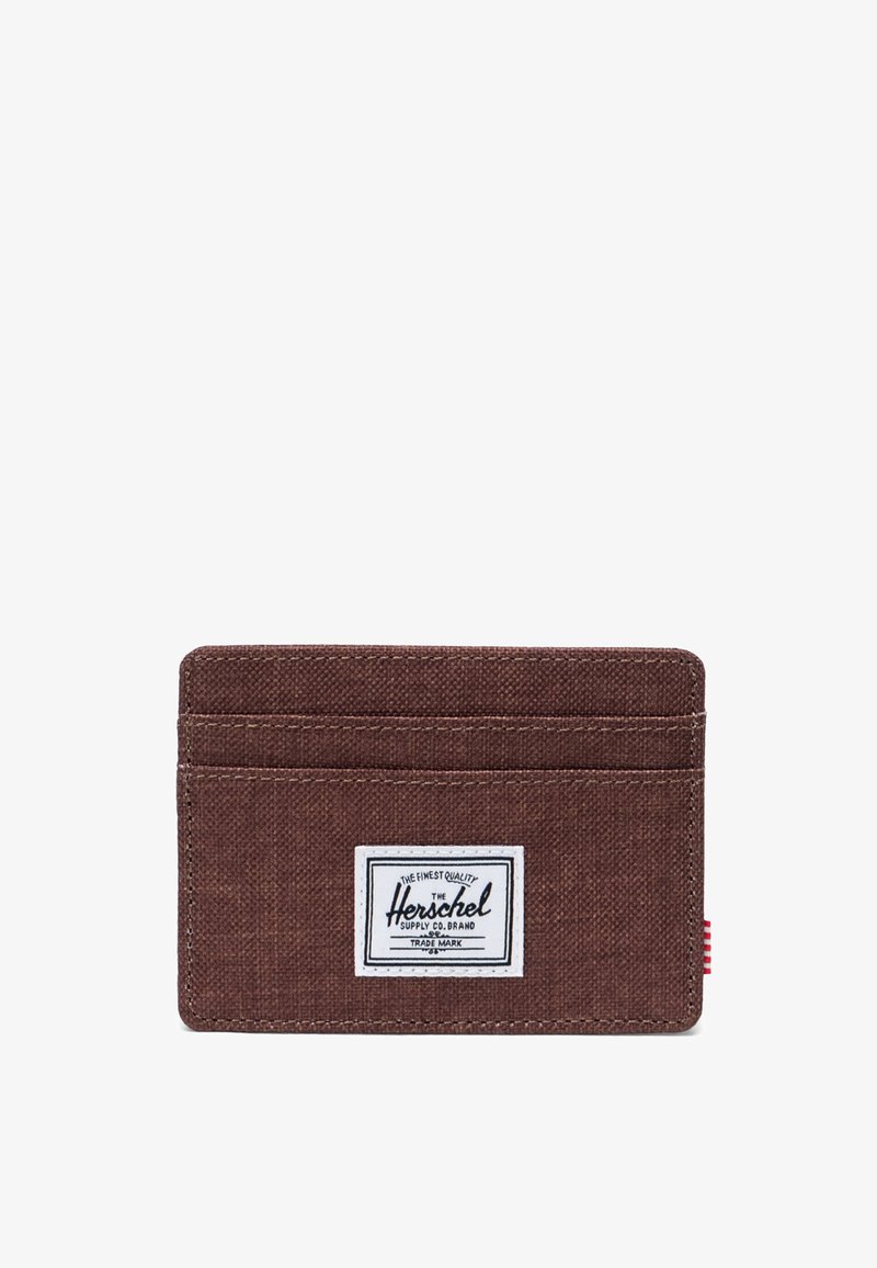 Bruine stoffen kaarthouder met vier vaksleuven, wit gestikt logo-label aan de voorkant en een rood-wit gestreepte accentelement. Soepele textuur.