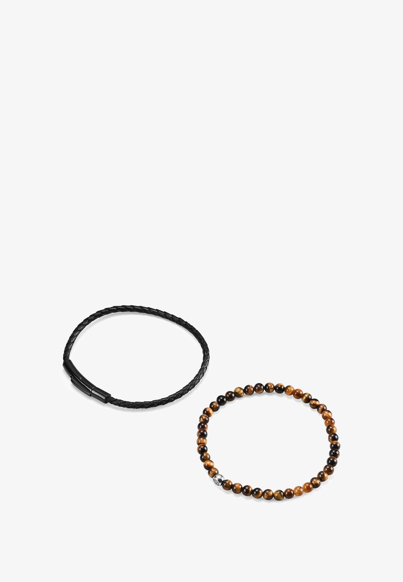 Svart flettet lærarmbånd med metallspenne ved siden av et perlearmbånd laget av brune og svarte tigerøye-steiner, med et sølvdetalj.