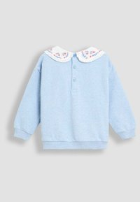 Himmelblaues Sweatshirt mit langen Ärmeln, einem runden weißen Kragen mit floralen Stickereien und drei Knöpfen am Hals. Weiche Textur.