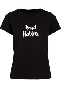 Sort bomulds T-shirt med korte ærmer, prydet med hvid graffiti-lignende tekst "Bad Habits" på brystet, rund halsudskæring og afslappet pasform.