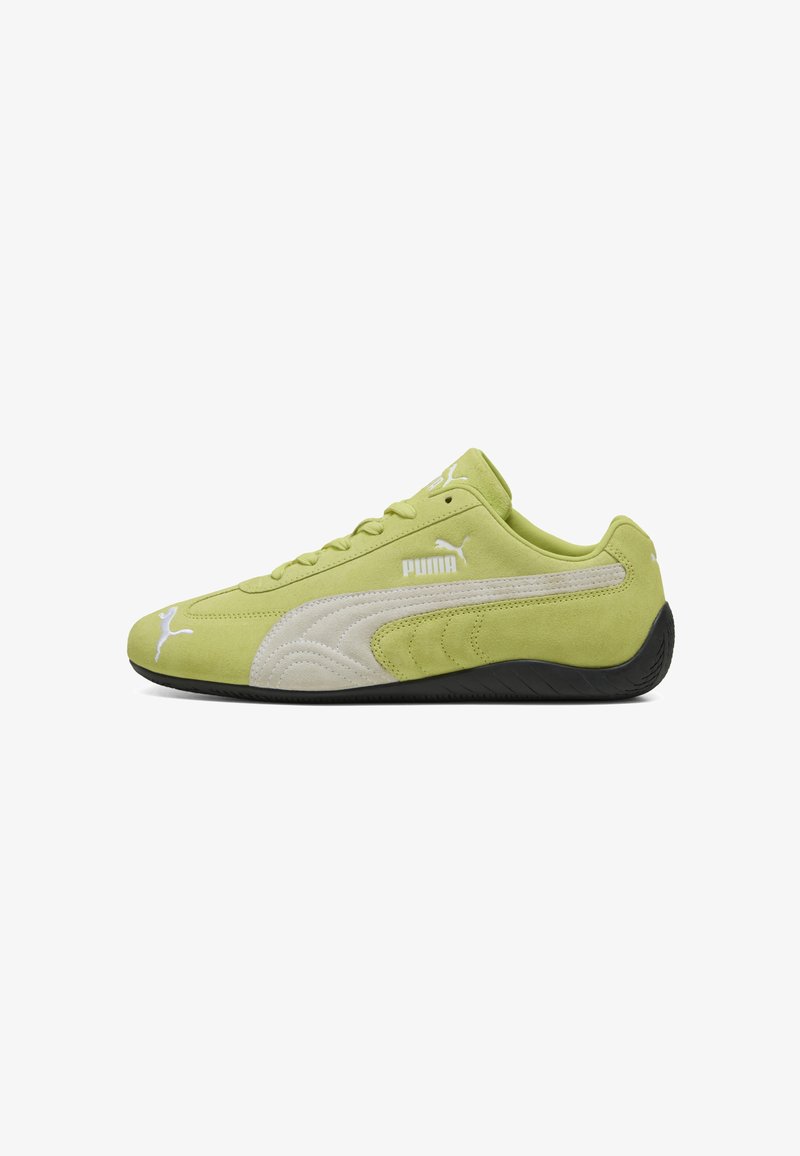 Groene suède sneakers met witte accenten, ronde neus, platte zool en gestikte details. Bevat een tonale logo aan de zijkant.