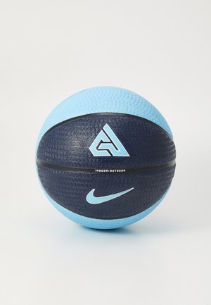 Basketball med en struktureret overflade, mørk marineblå og lyseblå farveskema, med logoer og "INDOOR/OUTDOOR" trykt på siden.