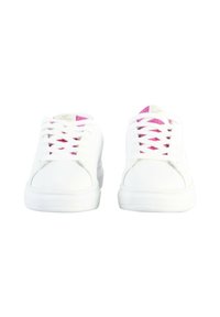 Sneaker bianche con lacci sottili rosa, punta arrotondata, materiale sintetico liscio e fodera interna strutturata, con un design a profilo basso.