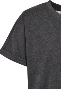 Grå kortermet T-skjorte laget av myk bomull, med rund hals og rullet mansjett. Stoffet har en jevn tekstur med subtil søm.